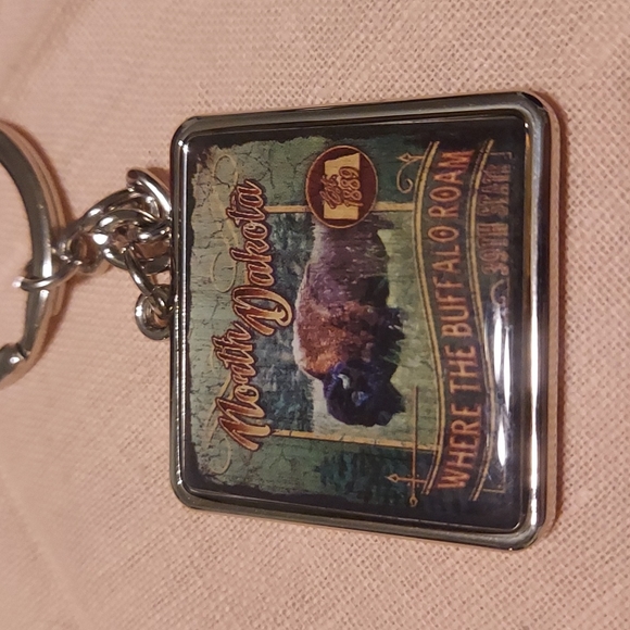 Keychain North Dakota "Where the Buffalo Roam" - Picture 3 of 3